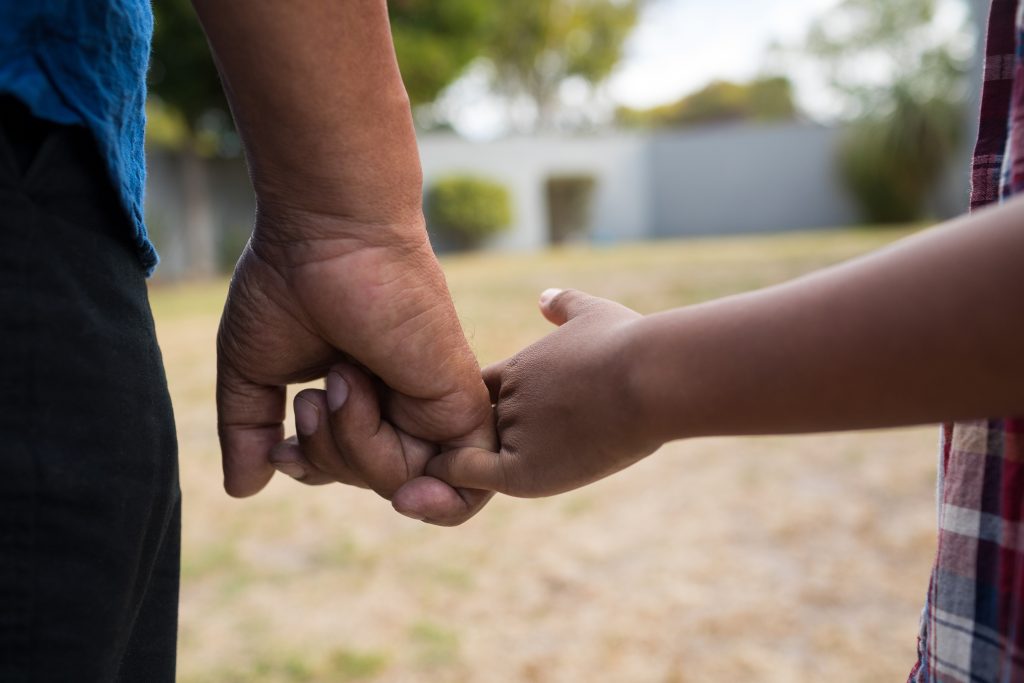 Abuelo y nieto tomados de las manos