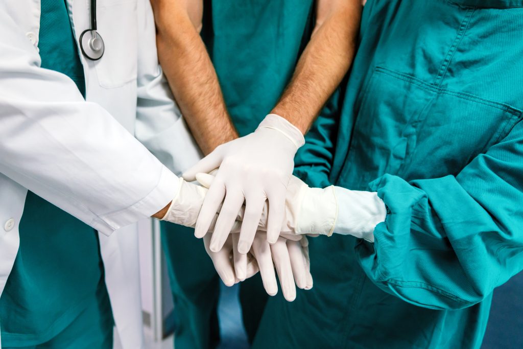 Manos del equipo de salud unidas