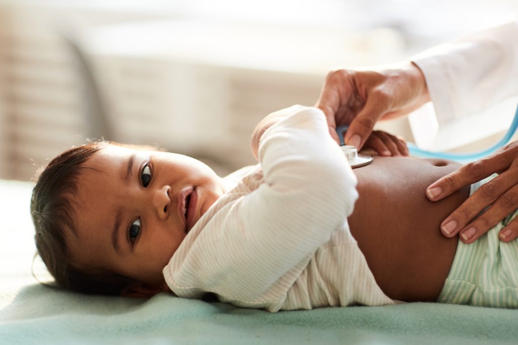 Bebé auscultado por su médico
