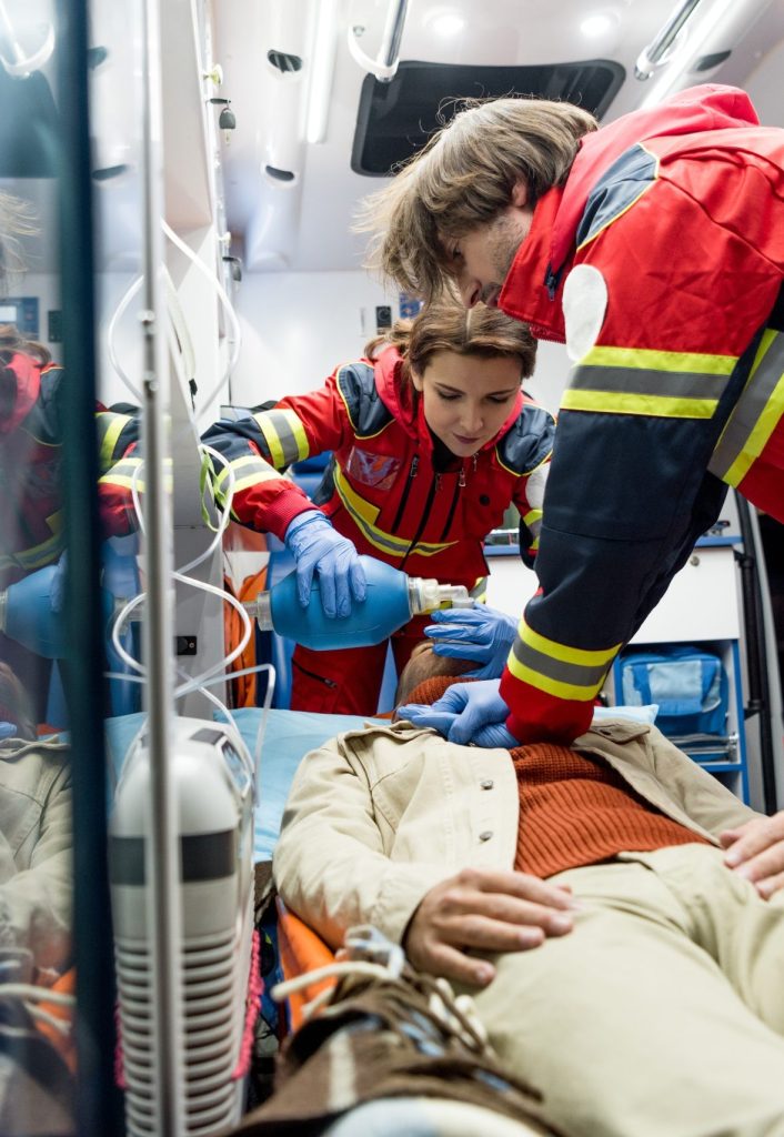 Paramédicos atendiendo una emergencia